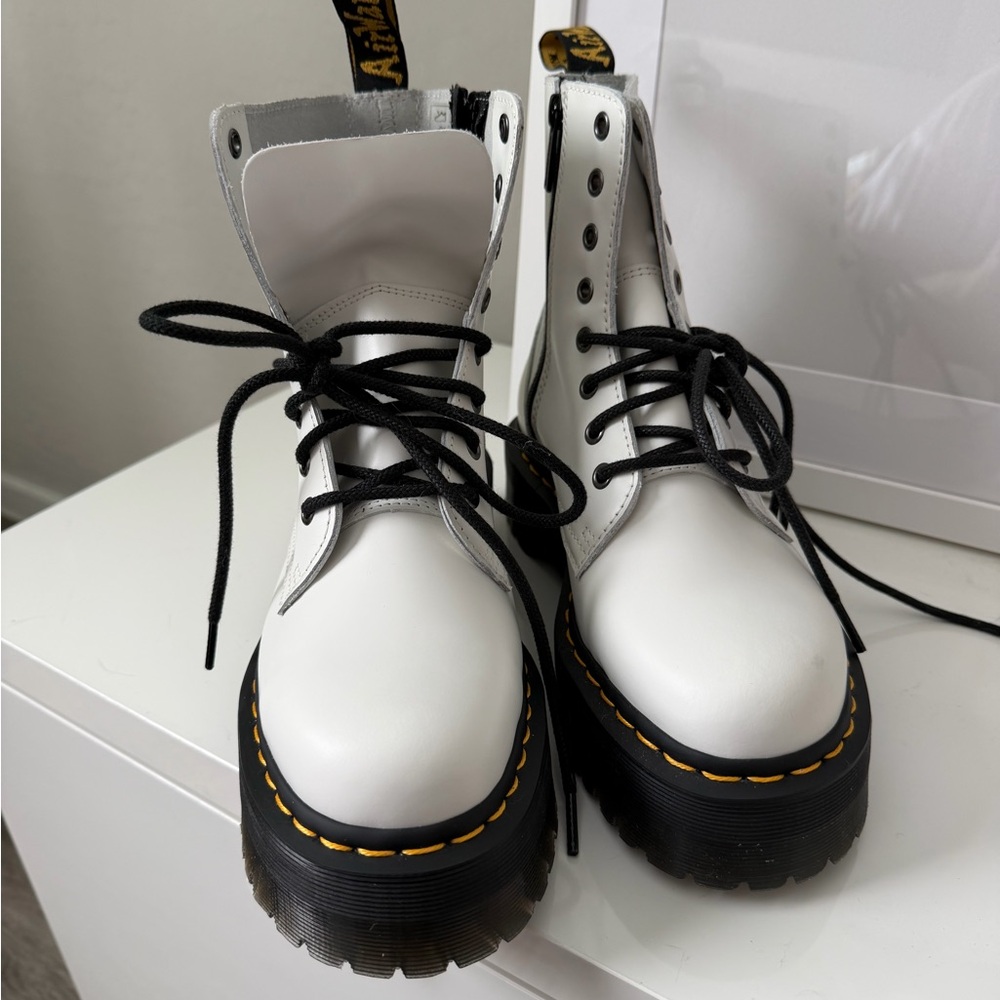 never worn Dr. Martens Air Wave White Platform Lace-Up Boots size 8 - Picture 3 of 6